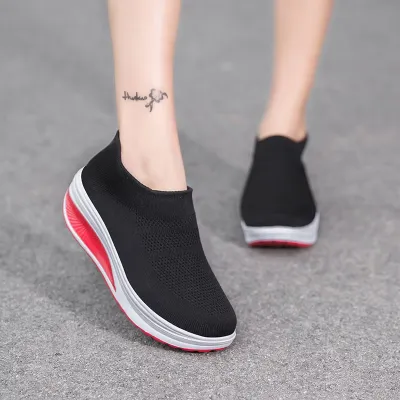 LIGHTWEIGHT WOMEN'S SPORTS SHOES